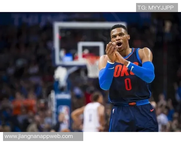 威少训练馆挥汗如雨新赛季去向仍悬而未决引发球迷热议