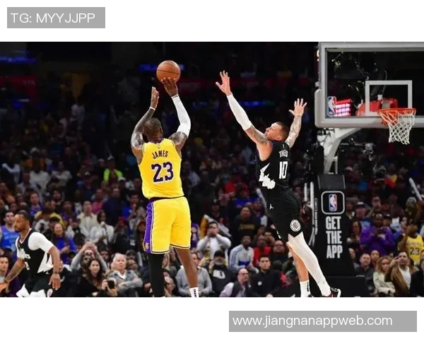 科比与詹姆斯的湖人岁月对比：从32岁到34岁的传奇之路