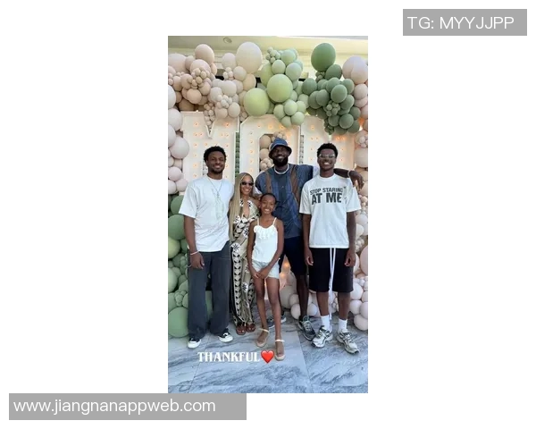 布莱斯分享詹姆斯全家福感恩瞬间幸福洋溢温馨家庭时光