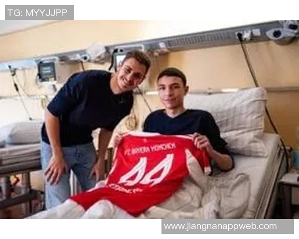 拜仁后卫斯塔尼西奇走进慕尼黑儿童医院送温暖与祝福给小朋友们