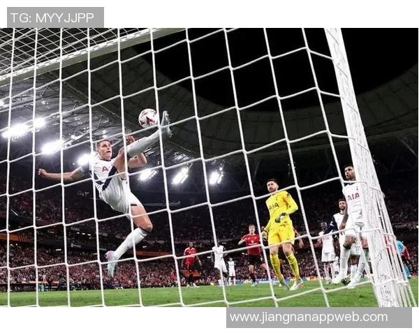 杜尚别独立球员门前制造威胁胜利球员极限倒勾解围展现精彩防守 杜尚别独立球员门前制造威胁胜利球员极限倒勾解围展现精彩防守